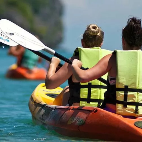 ragazze in kayak a Napoli